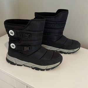 Mens snow boots. Size 7/8. Black